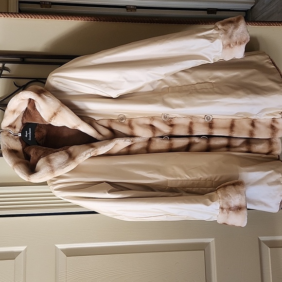 Dennis Basso reversible faux fur teddy coat with hood - Picture 4 of 5